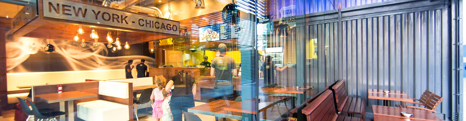 سمنطقة تناول الطعام في مطعم بيج سموك برجر مع لافتة مكتوب عليها نيويورك   شيكاجو 