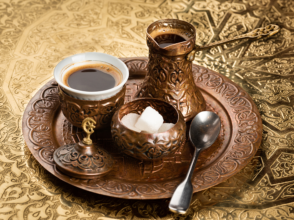طريقة تقديم القهوة التركية مع مكعبات السكر واواني تراثية قيمة 