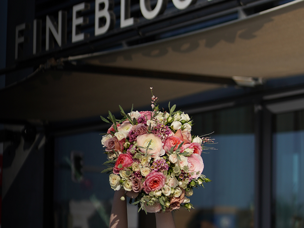 rose Bouquet with fine bloom's logo behind